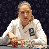 Mucking in Different Formats: Live vs. Online Poker Strategies