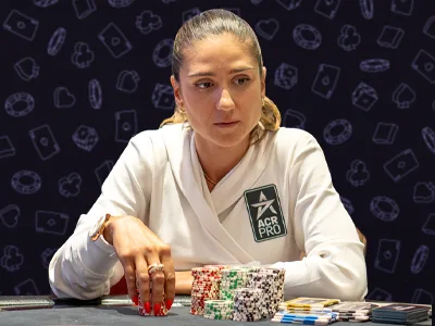 Mucking in Different Formats: Live vs. Online Poker Strategies